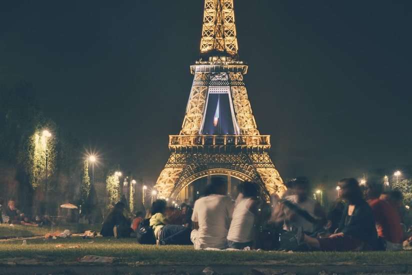 tourists watch out for the paris string or bracelet scam