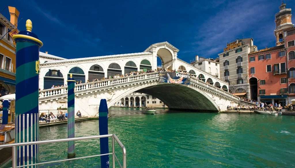  avoid tourist scams in Venice, pickpockets rialto bridge, venice italy