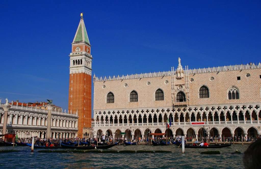  avoid tourist scams in Venice , pickpockets st marks square