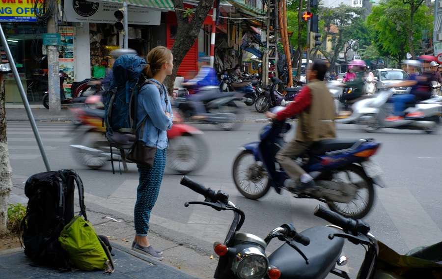 Video-Female Pickpockets in Vietnam Target Male Travelers
