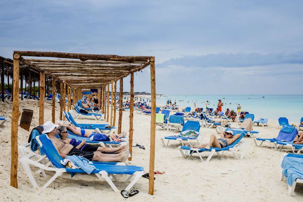  beach tourists how to keep valuables safe at the beach